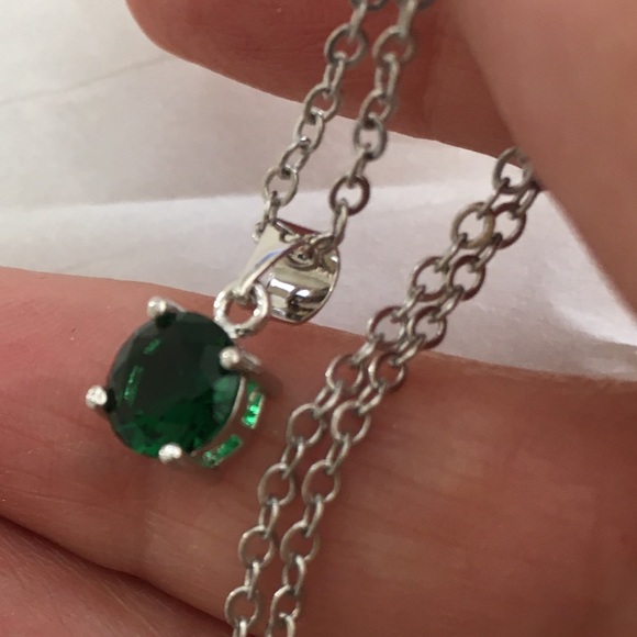 Emerald green crystal silver plated pendant chain - Picture 7 of 7